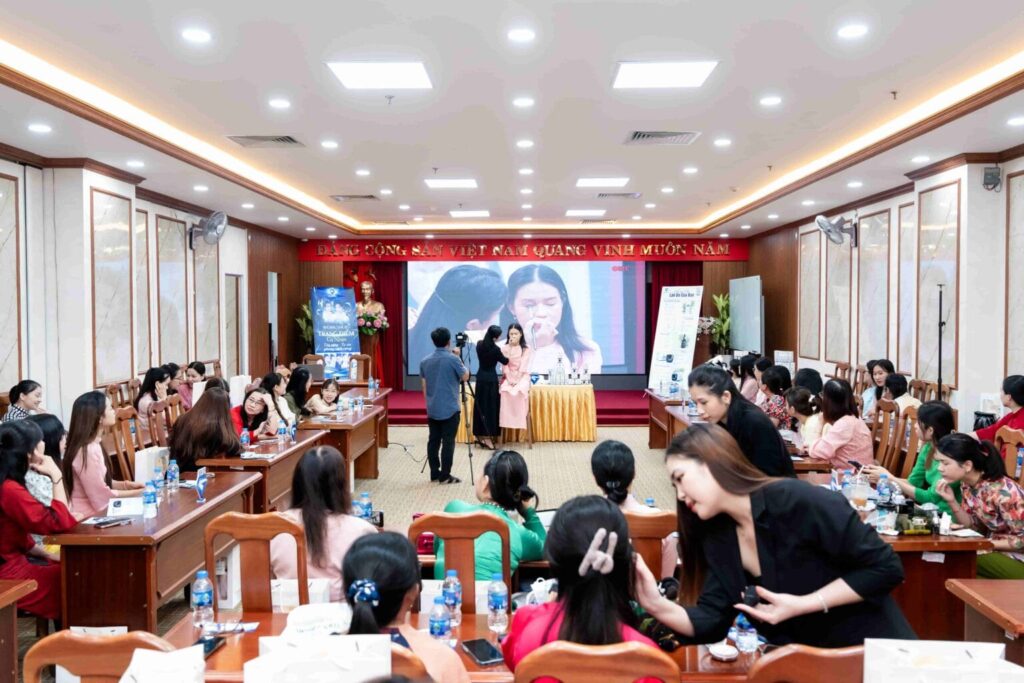 Trung tâm Đào tạo Thẩm mỹ New Gem (New Gem Beauty Education) 45 co giao makeup new gem 2 1536x1024 1